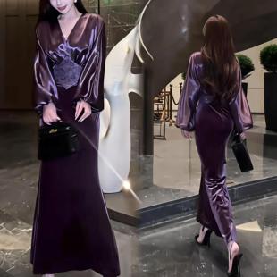 复古气质紫色丝绒灯笼袖连衣裙女2026新款刺绣腰封包臀裙显瘦长裙