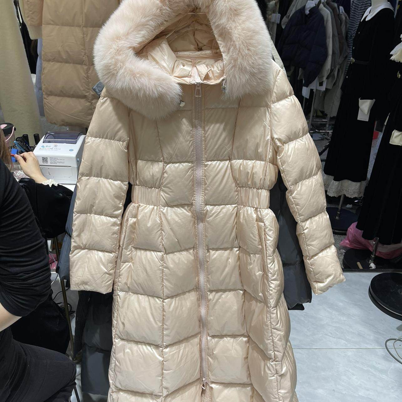 小女人通勤长款连帽鹅绒羽绒服女