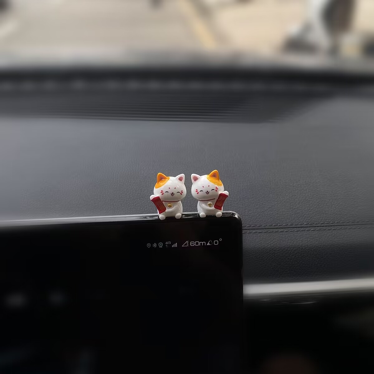 汽车治愈系招财猫中控台屏幕摆件