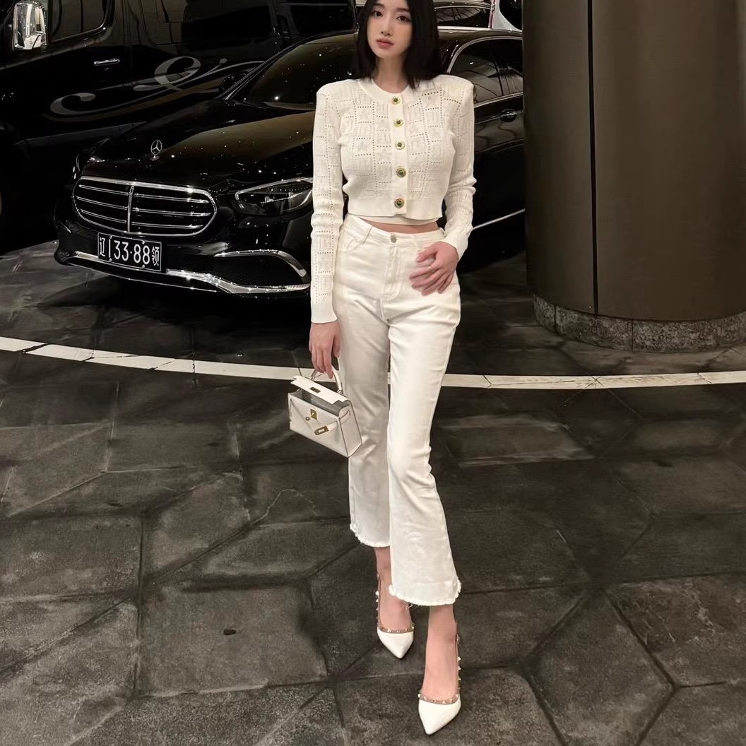 韩版白色高筒显腿长小喇叭裤子