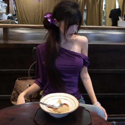 葡萄紫色莫尔代棉设计感不规则斜肩显白宽松防晒短袖露肩t恤上衣