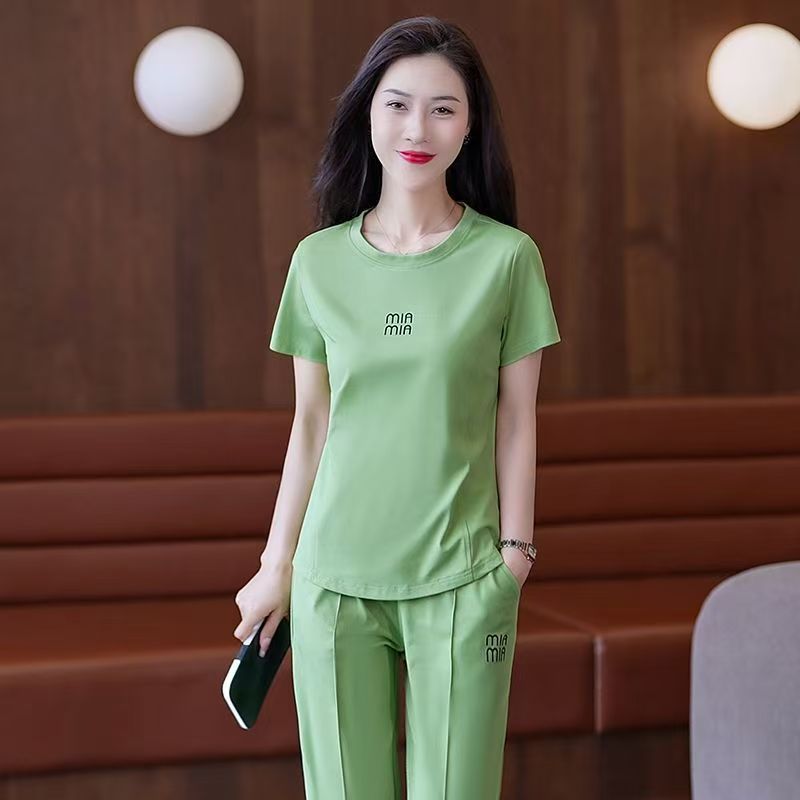 冰丝妈妈休闲运动套装女款2025夏新款短袖两件套轻盈透气时尚舒适