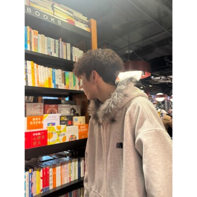 免费试穿~毛领连帽开衫卫衣男