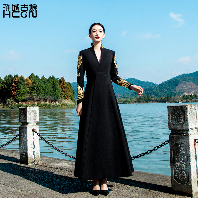 浒城古娘春季新款气质刺绣修身长袖V领长款新中式国风连衣裙女春