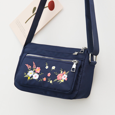 中年小包包女士妈妈刺绣花旅游