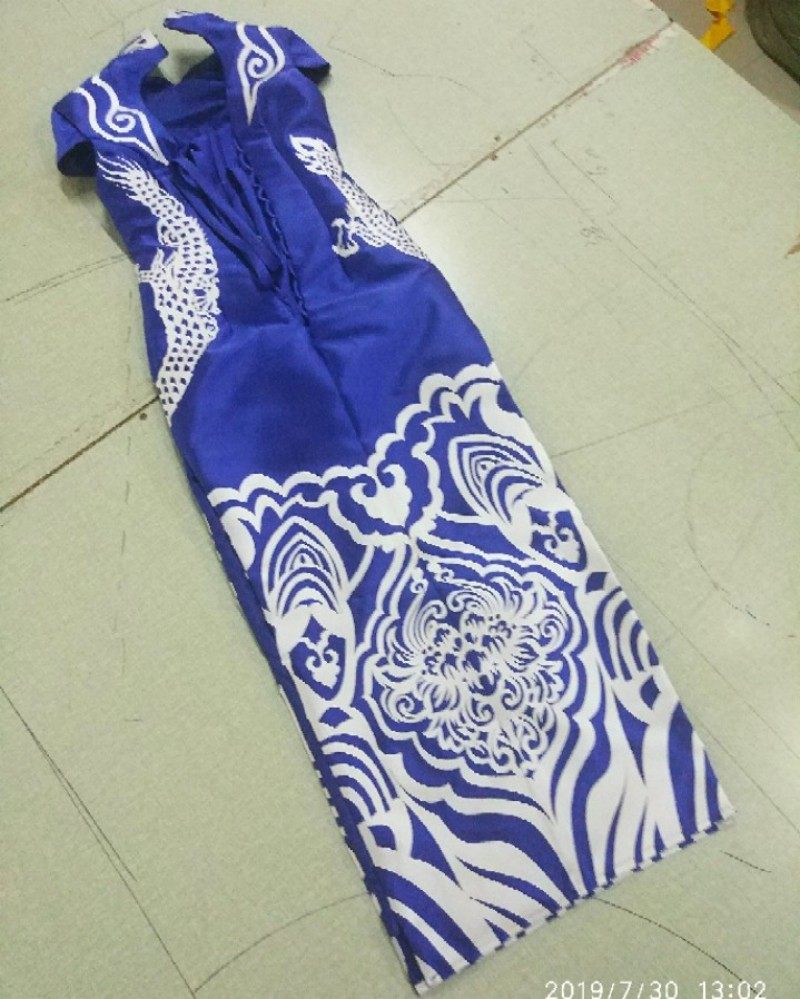 春季青花瓷中老年礼服走秀舞台服装主持人旗袍新款开叉齐地款涤纶