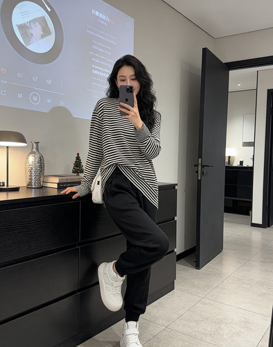 UA慵懒条纹软糯黑白气质条纹T恤女春季宽松中款洋气打底上衣小衫