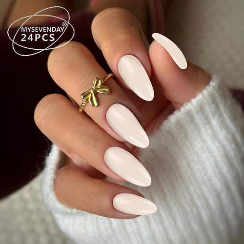 Beige solid color nail plate, wearing water droplet nail美甲