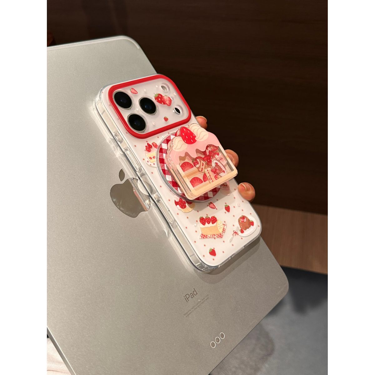 ins风草莓奶油蛋糕适用iPhone17pro手机壳硬16/15新款摇摇乐磁吸