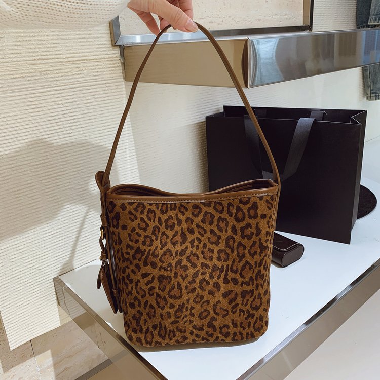 流行复古小众豹纹包包女2025新款通勤百搭斜挎包单肩腋下包水桶包