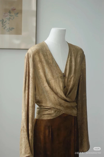 迩Air知性大女主 腰部交叉系带提花长袖上衣9358