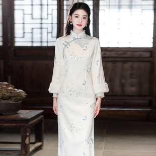 白色冬款长袖加绒加厚刺绣旗袍2026新款年轻款毛绒领保暖日常可穿