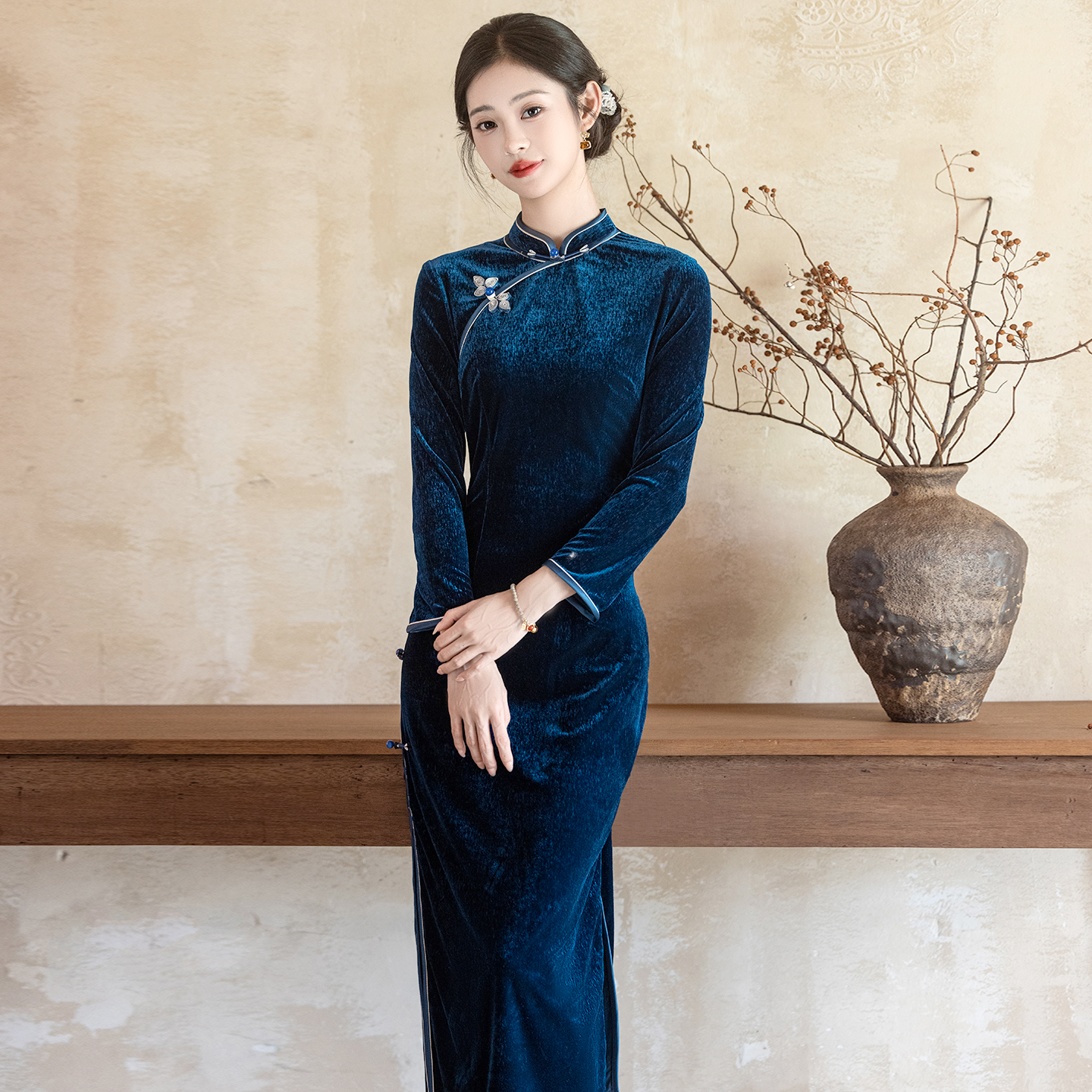 蓝色新中式复古风长袖丝绒旗袍