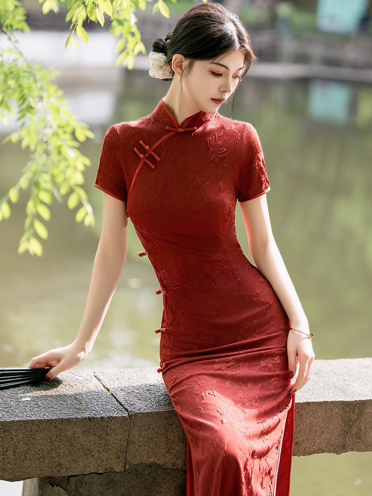 새로운 중국 스타일의 빨간 치파오 약혼 토스트 드레스 신부 2024 새로운 스타일의 고급 기질 행복한 시어머니 고급 드레스