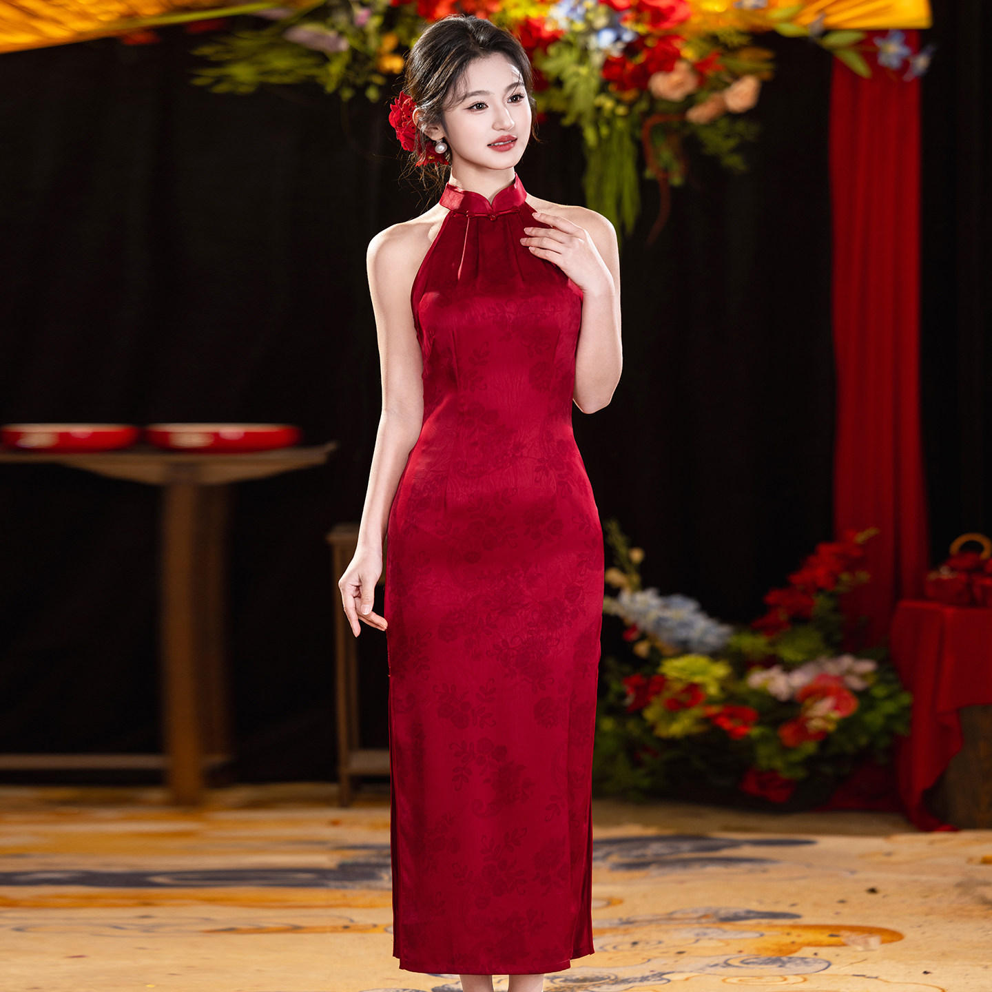 红色新中式新娘敬酒服挂脖旗袍裙图片