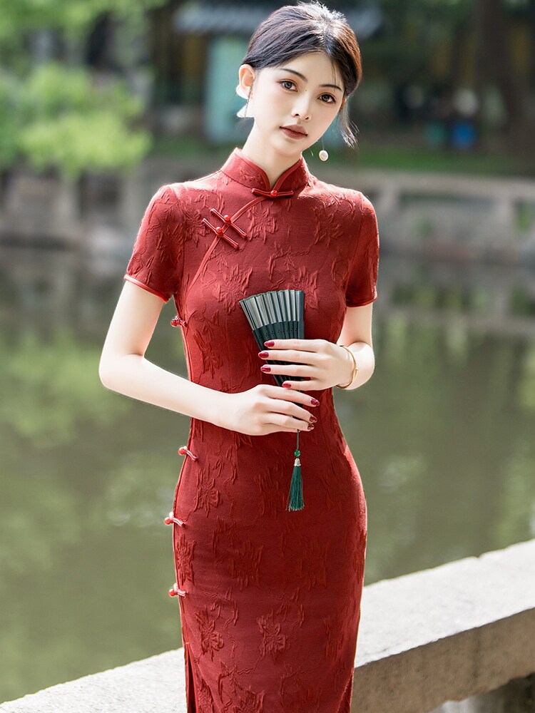 새로운 중국 스타일의 빨간 치파오 약혼 토스트 드레스 신부 2024 새로운 스타일의 고급 기질 행복한 시어머니 고급 드레스