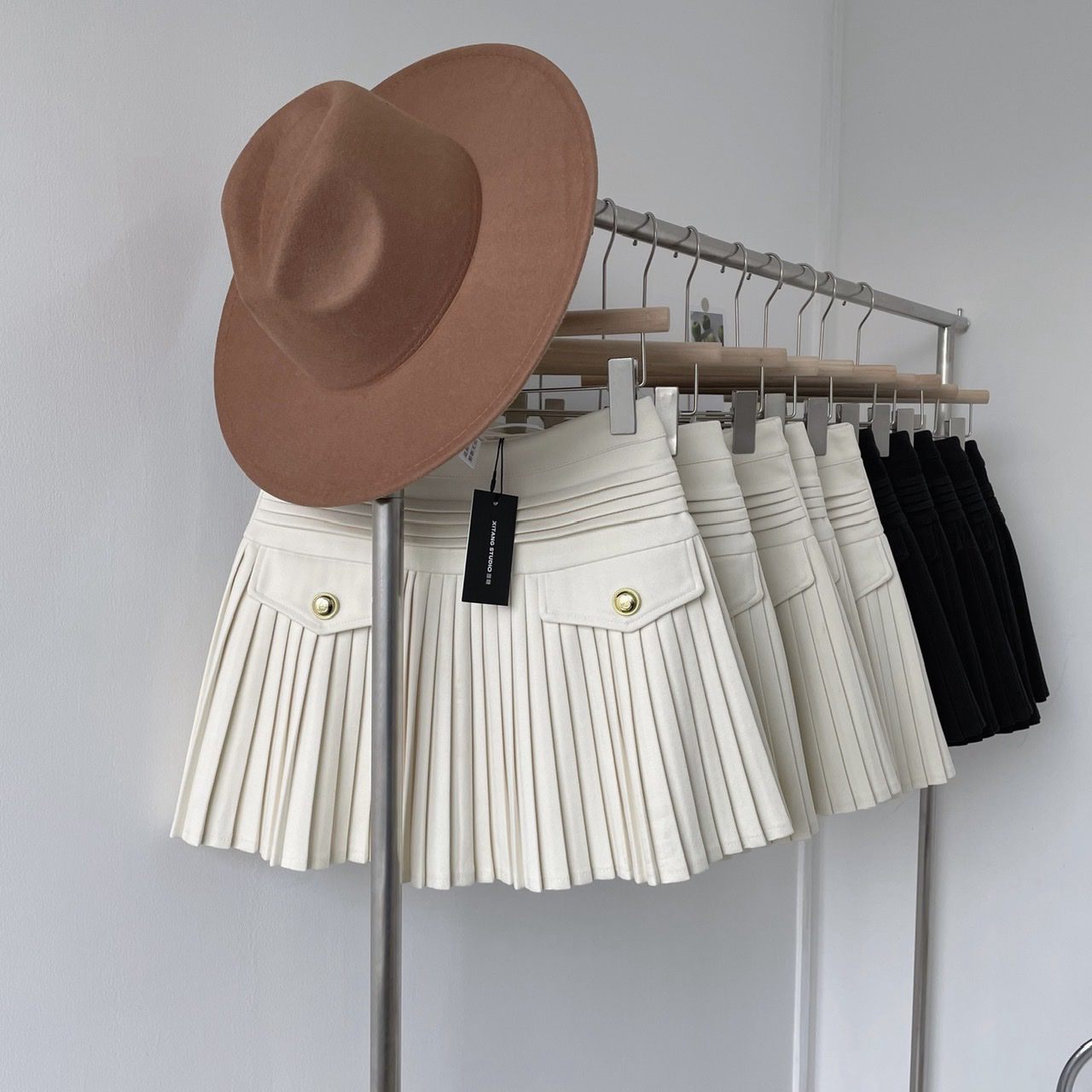 白色百褶裙半身裙女秋冬款防走光a字设计感小众高腰显瘦毛呢短裙