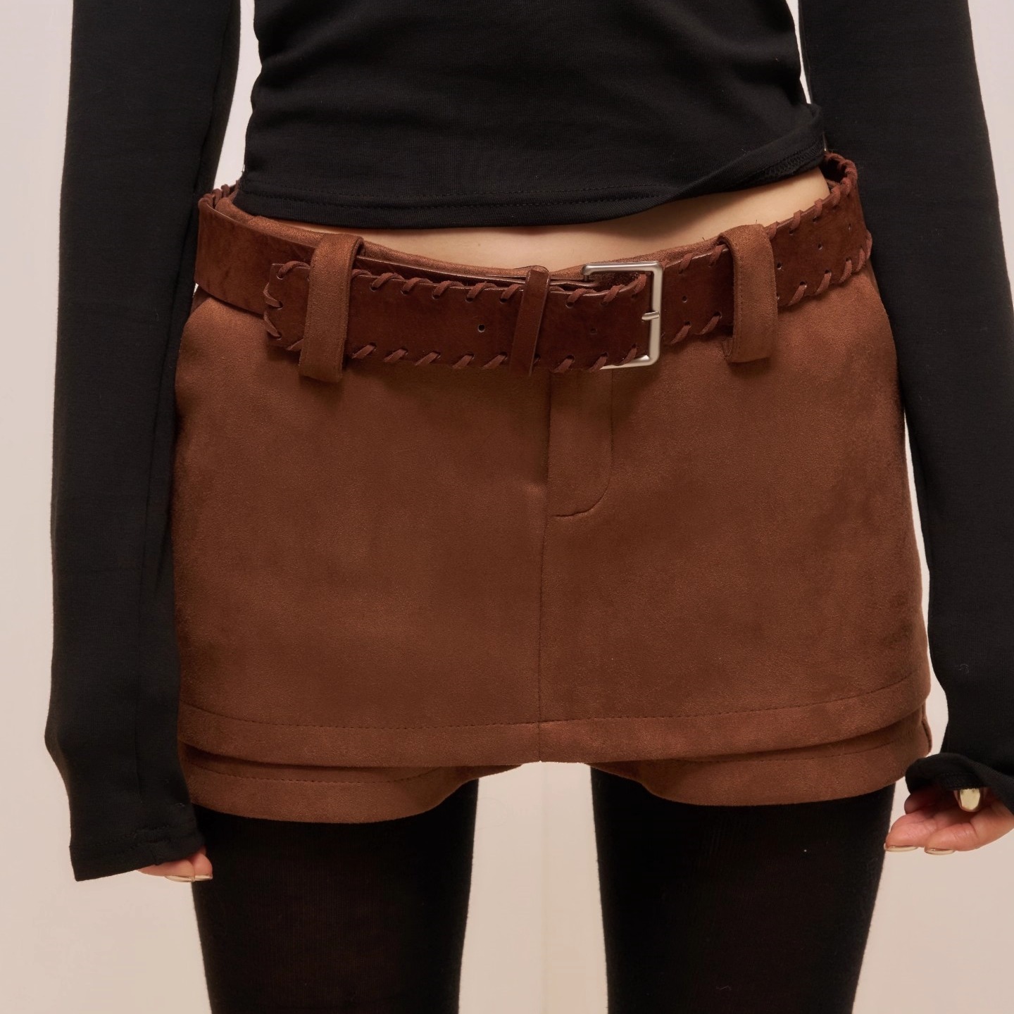 麂皮风咖色高腰短裤女秋冬2025新款通勤百搭辣妹休闲包臀短裙裤