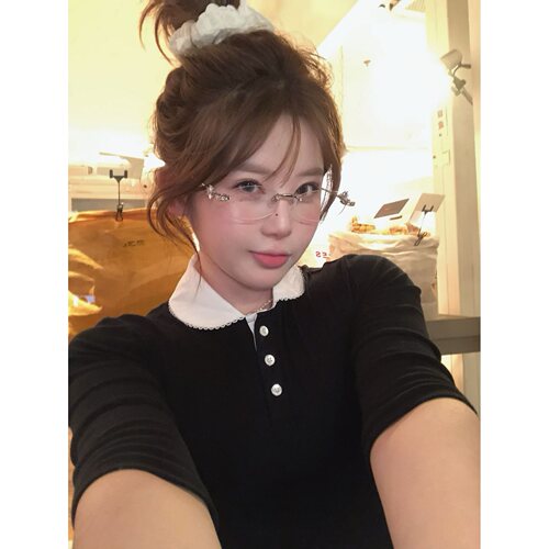 学院风黑色POLO领修身娃娃领上衣
