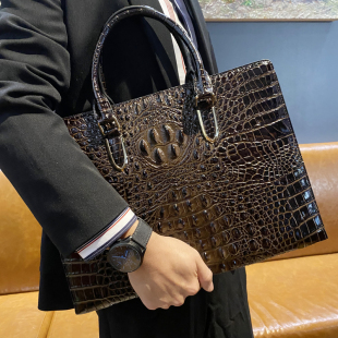 2025新款男包奢侈品牌真皮商务出差手提包鳄鱼皮男士公文包单肩包