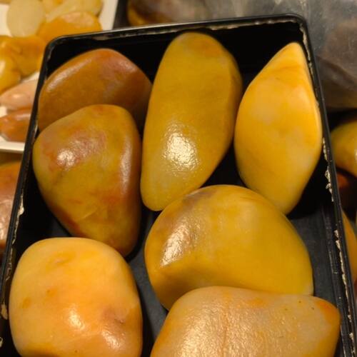 新疆戈壁地表金丝玉籽料黄蜡石雨花石籽形完整手把件摆件
