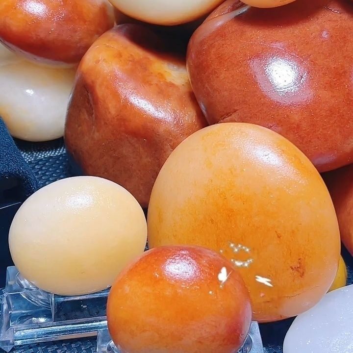 新疆乌尔禾戈壁滩地表金丝玉原石,籽形完整,蜡石玉质细腻纯天然