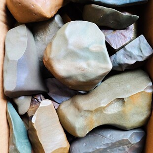 新疆沙尔湖高瓷光皮绿泥玉，上手把玩，手感细腻。也可雕刻奇石