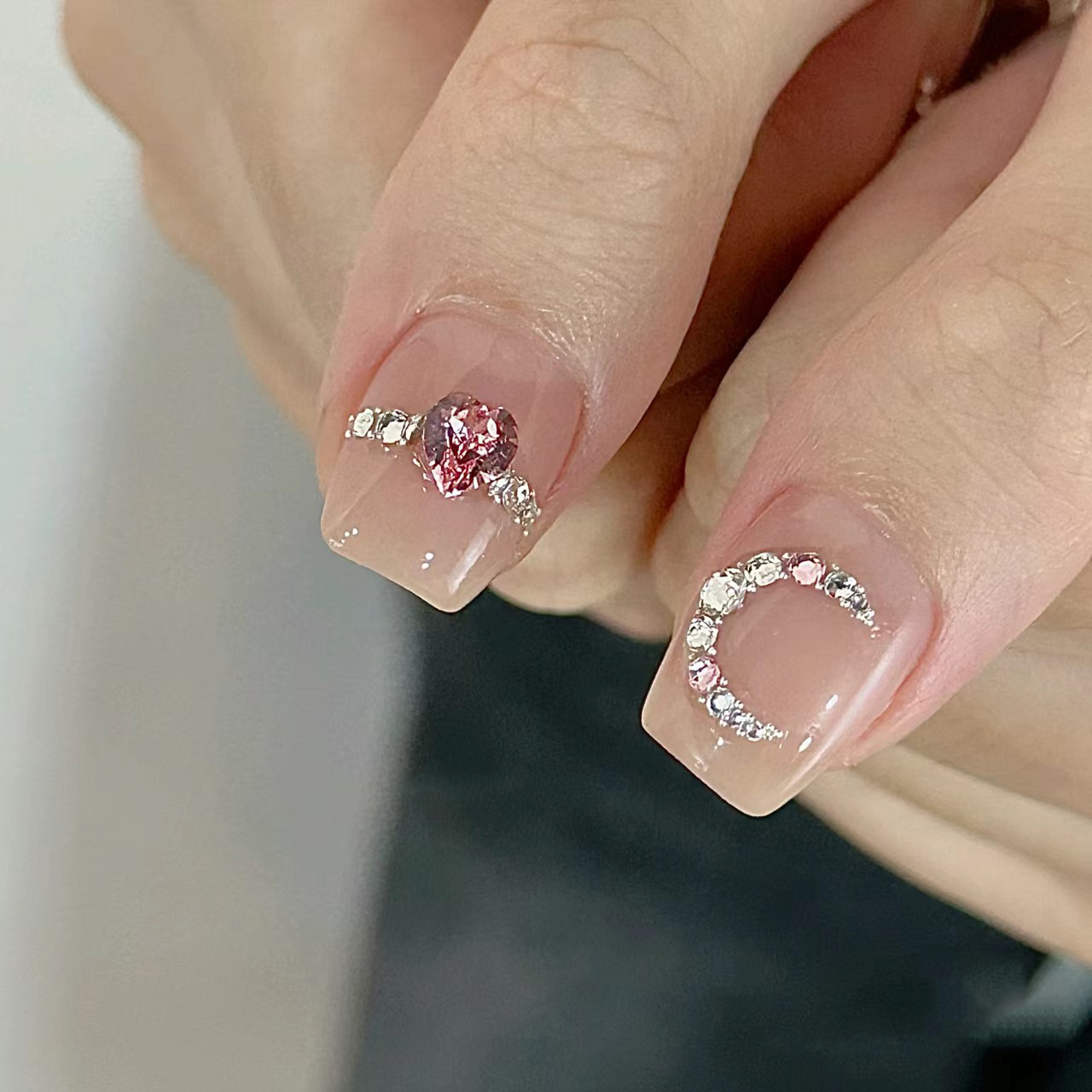 冰透裸色月亮钻迪士尼公主风手工光疗穿戴甲显白防水气质度假美甲