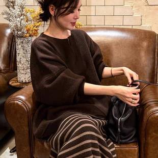 欧洲站2025秋冬韩版宽松慵懒风浣熊绒针织衫毛衣女条纹半身裙套装