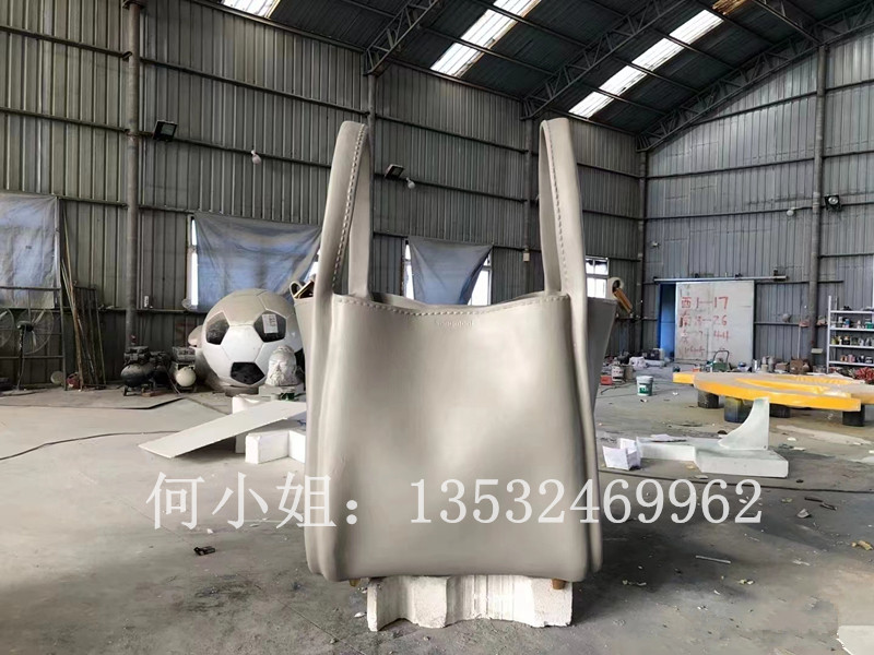 商业美陈广场玻璃钢雕塑仿真包包模型品牌包造型斜挎背包雕像定制