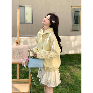 温柔风黄色蕾丝花边连帽冲锋衣外套女春秋2026新款俏皮减龄上衣