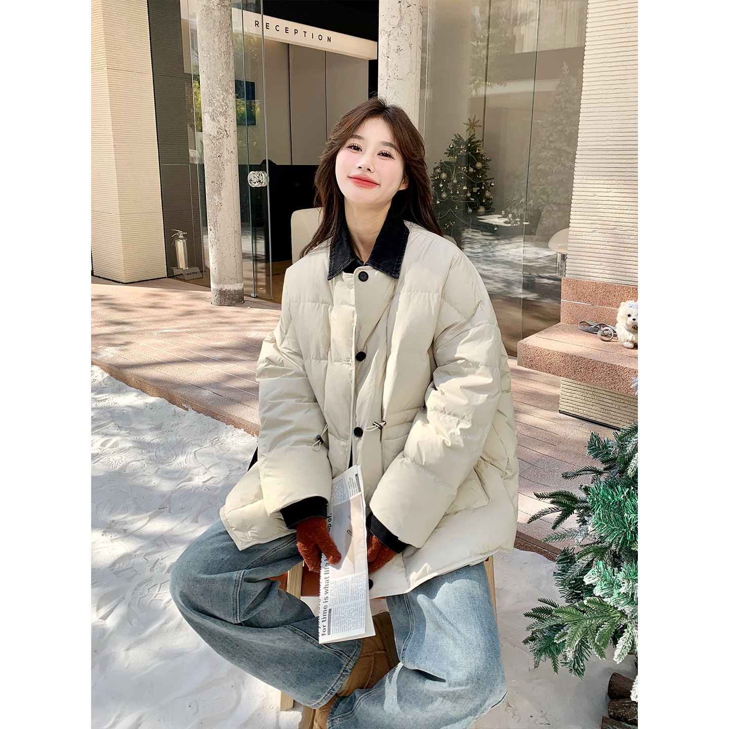 米色慵懒风韩版撞色拼接羽绒服女2025冬新款抽绳收腰休闲90绒外套