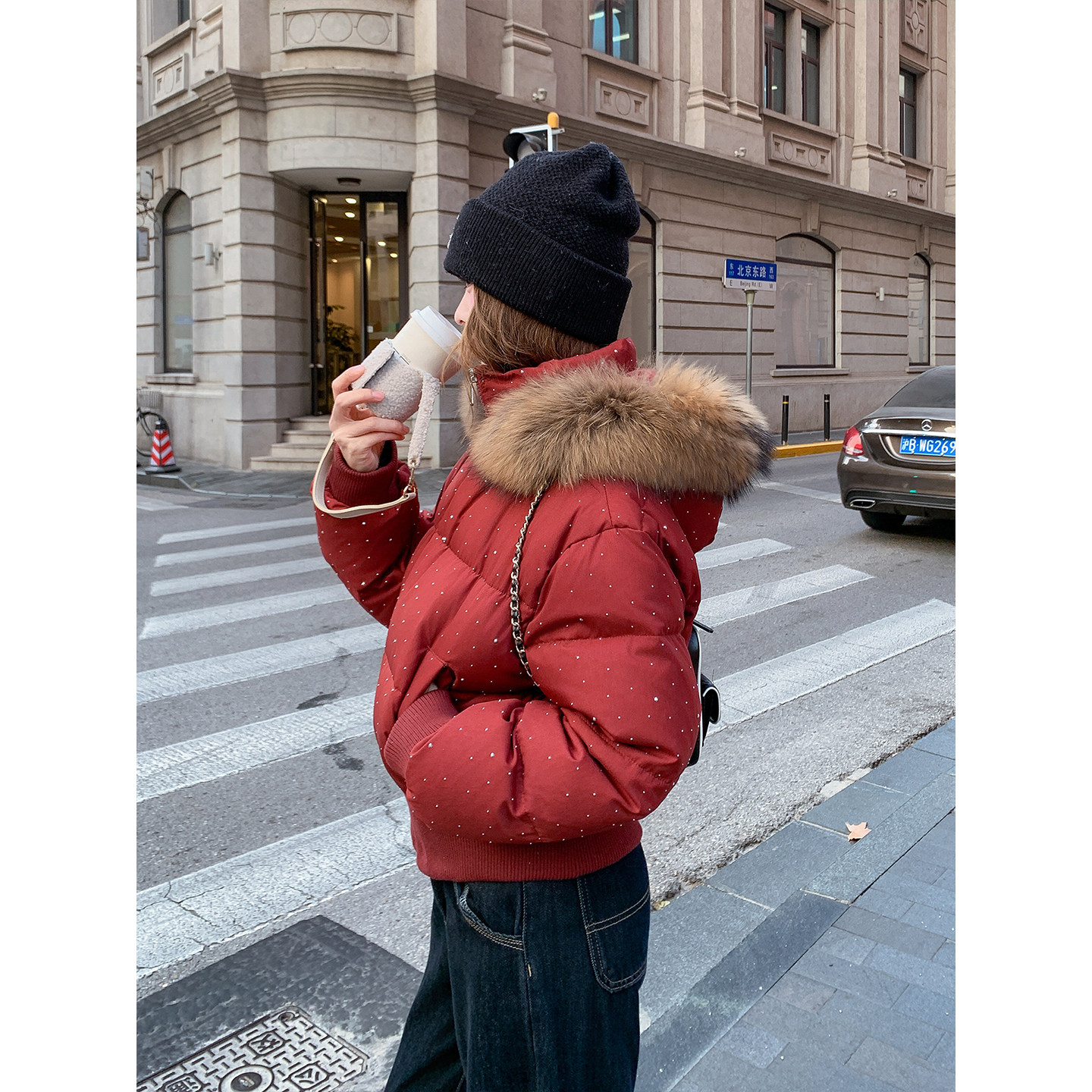 撞色波点红色毛领连帽短款羽绒服外套女冬2025新款白鸭绒酷飒爆款