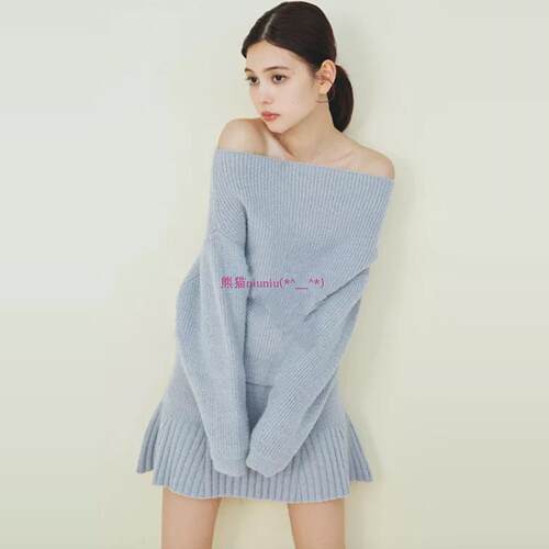 一字领露肩针织毛衣+百褶半身裙