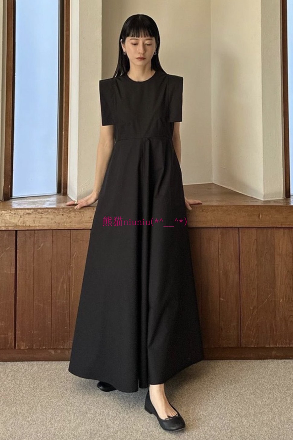 圆领立体小方袖喇叭长款连衣裙