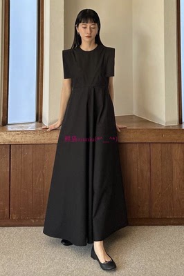 圆领立体小方袖喇叭长款连衣裙