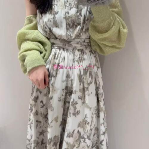针织开衫+无袖露肩印花连衣裙