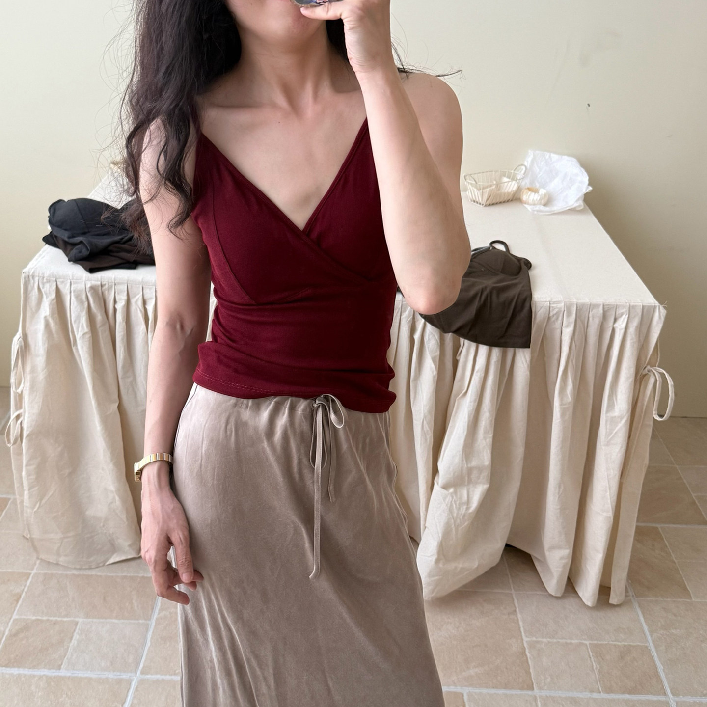 早秋高级老钱风红色灰色V领美背吊带背心女性感显瘦内搭上衣时尚
