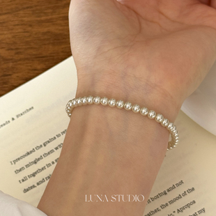 气质高光奶油白珍珠手链女新款小众轻奢高级感百搭叠戴圆珠手串