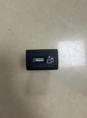 奔驰e300usb213转接口 CLS E200 E260 E300充电器接口USBcarplay