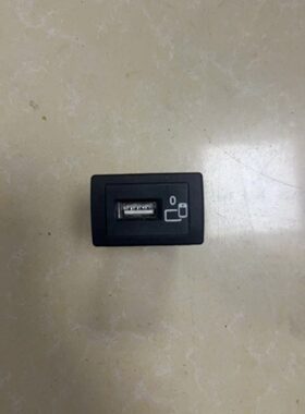 奔驰e300usb213转接口 CLS E200 E260 E300充电器接口USBcarplay