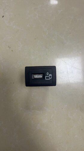 奔驰e300usb213转接口 CLS E200 E260 E300充电器接口USBcarplay