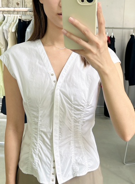 low classic韩国设计师23春夏新款V领褶皱白色坎肩修身背心衬衫女