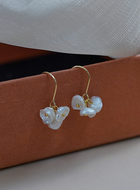 法式复古三颗小花瓣不规则珍珠耳环14k包金耳钩简约小众耳饰50153