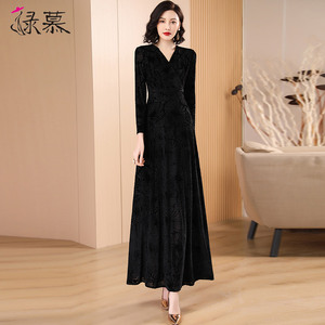 今年流行黑色植绒提花连衣裙女2026春秋新款V领显瘦气质大摆长裙