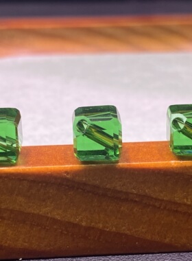 斜孔祖母绿水晶方糖刻面散珠