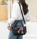 新款 miszapatos搭配压花日常包乐天小众时尚 尼龙布刺绣印花斜跨包