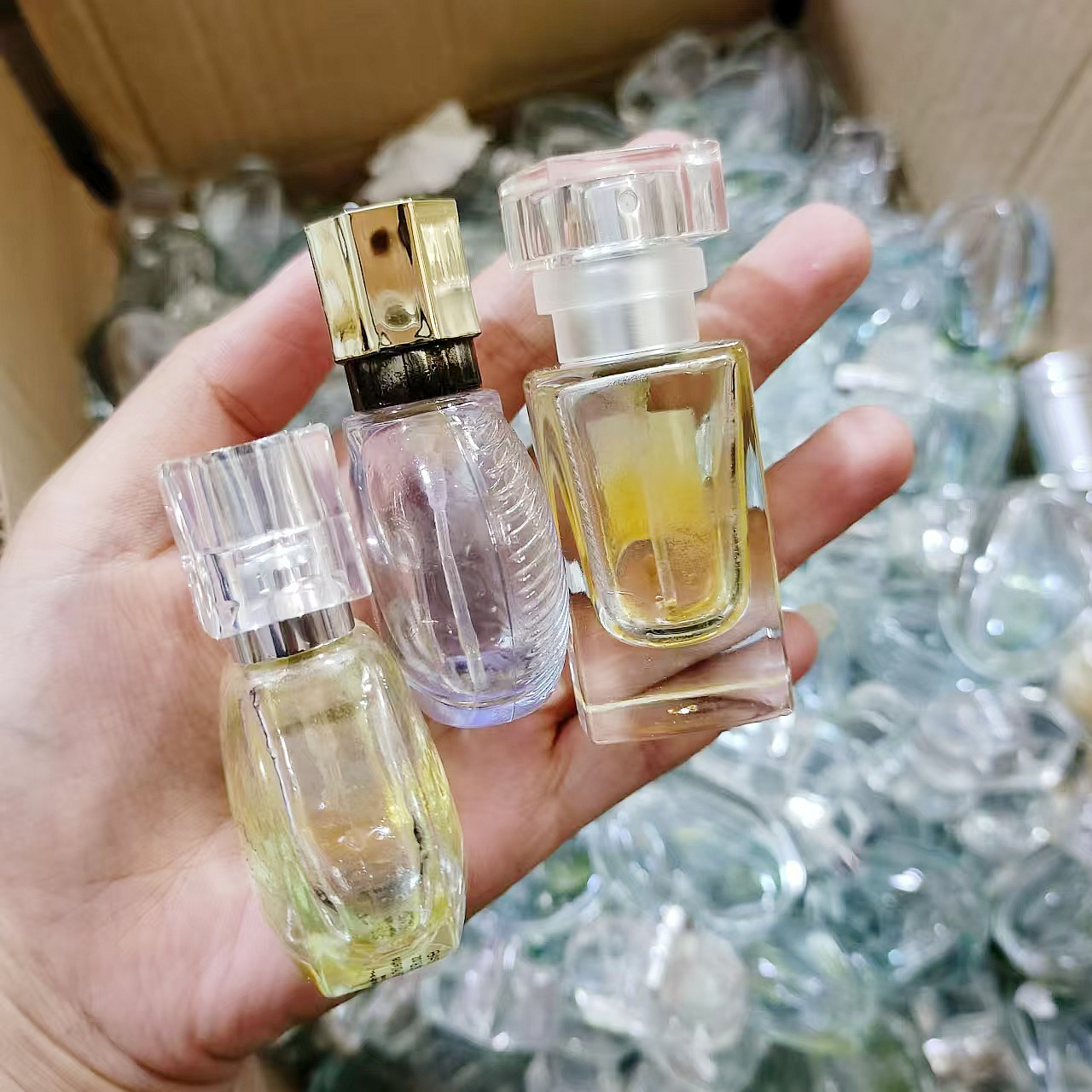 清一批香水瓶子款式多