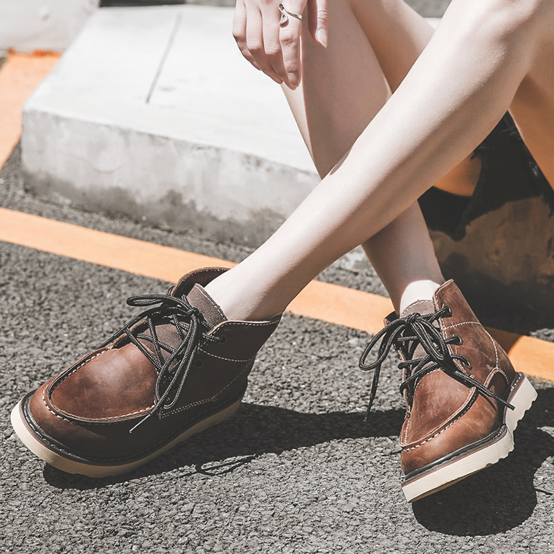 英伦风牛皮软底马丁靴