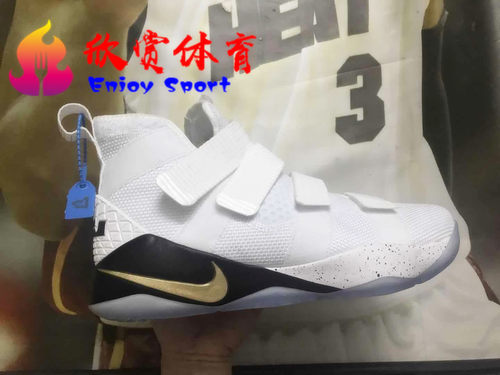 耐克战士11白金篮球鞋